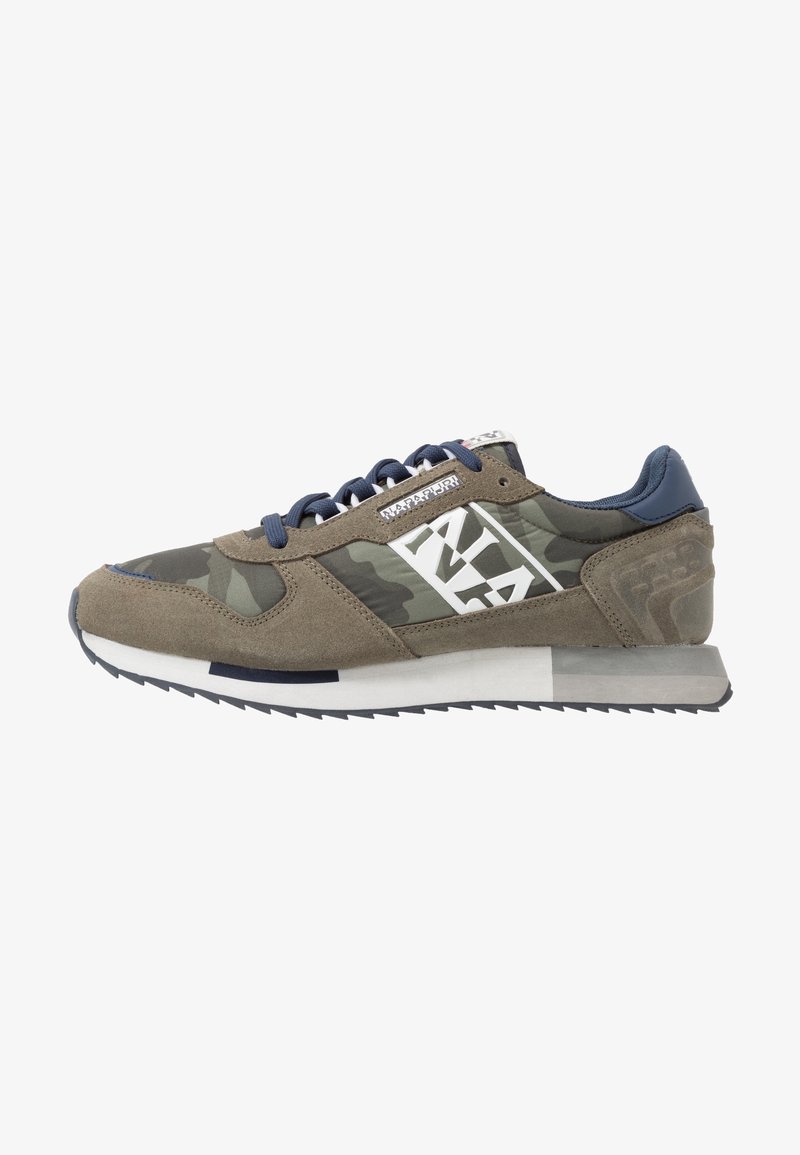 Vue latérale d'une basket en daim marron et camouflage avec des lacets bleu marine et une semelle blanche et bleu marine, avec un grand logo géométrique blanc sur le côté.