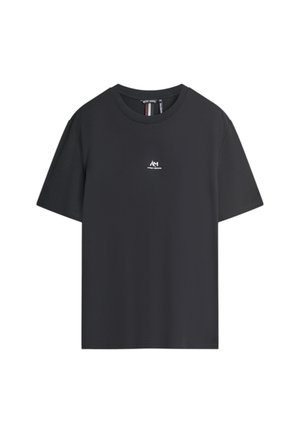 Camiseta negra de manga corta hecha de una mezcla de algodón, con cuello redondo y un pequeño logo blanco en el pecho. Textura suave y corte regular.
