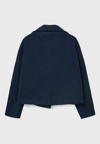 Veste en laine bleu marine foncé à manches longues, col large et couture droite dans le dos, présentée à plat sur un fond clair.
