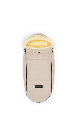 Beiger Babyfußsack mit weichem gelbem Fleecefutter, schwarzen Reißverschlussdetails und einem rechteckigen schwarzen Label vorne in der Mitte.