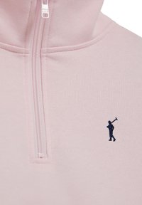 Ljust rosa fleece halvdraget tröja med en marinblå broderad figurlogo. Har en kraftig dragkedja och mjuk textur.