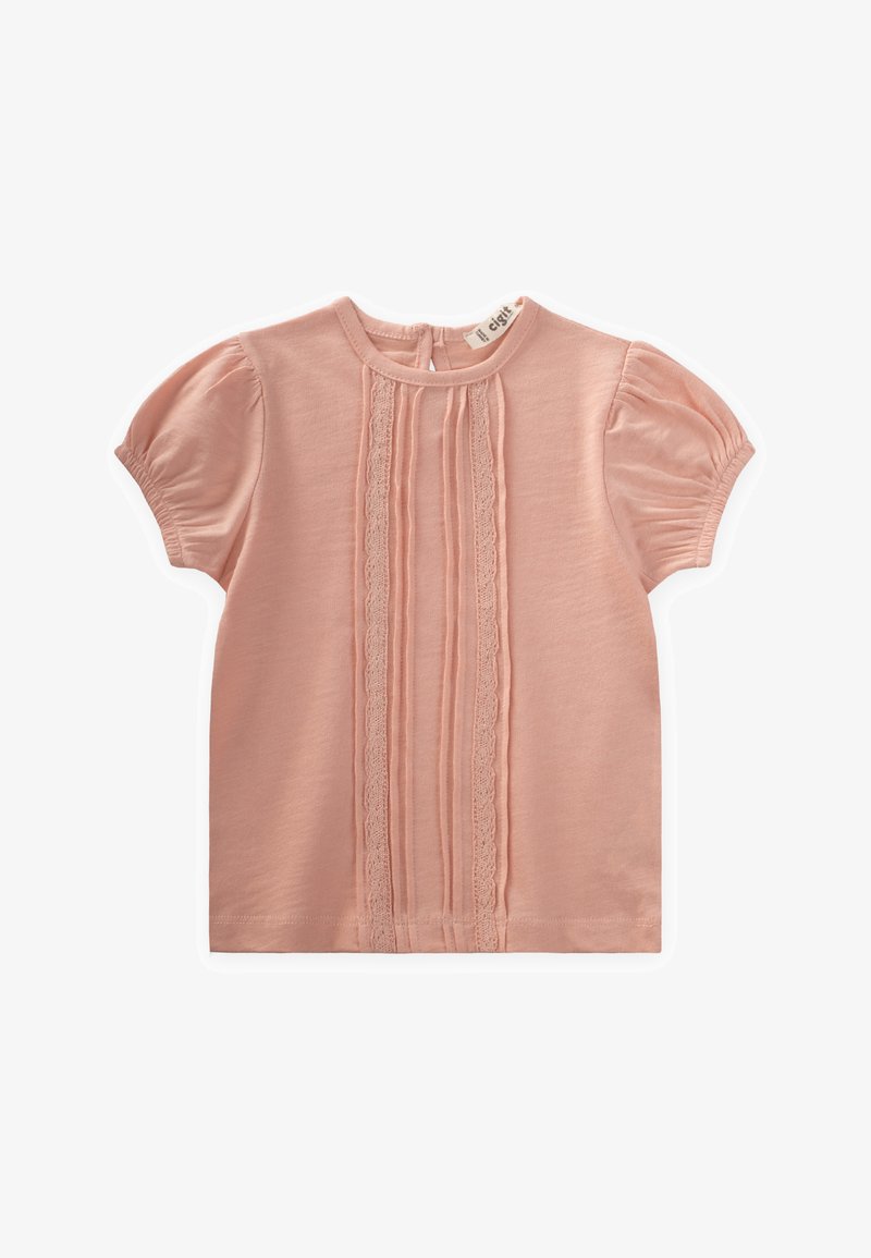 Maglietta rosa chiaro a maniche corte con scollatura rotonda, caratterizzata da dettagli in pizzo verticali e pieghe sulla parte anteriore, realizzata in morbido tessuto di cotone.