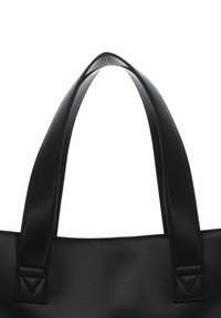 Borsa tote nera realizzata in materiale sintetico liscio e opaco. Presenta due manici robusti e accentuazioni triangolari sui lati. Design minimalista.