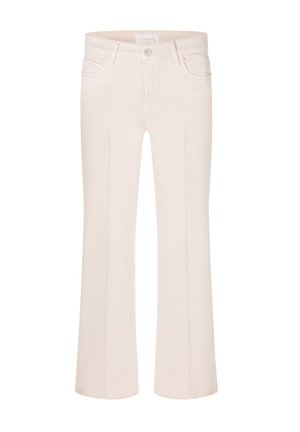 Helle beige Damenhose mit ausgestelltem Bein, vorderen Taschen, Gürtelschlaufen und Knopfverschluss, aus glattem Stoff.