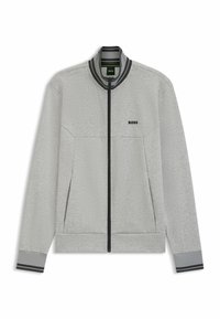 Giacca grigia con zip realizzata in tessuto morbido, con una cerniera nera, colletto e polsini con strisce a contrasto e un logo ricamato sul petto.