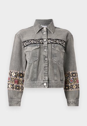 Sivá džínová bunda so skráteným strihom, so vyšívanými kvetinovými vzormi na rukávoch a čiernym pásom na hrudi. Strieborné gombíky.