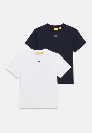 Δύο απλά κοντομάνικα T-shirts, ένα λευκό και ένα μαύρο, το καθένα με τη λέξη "OFF" τυπωμένη κοντά στον γιακά.