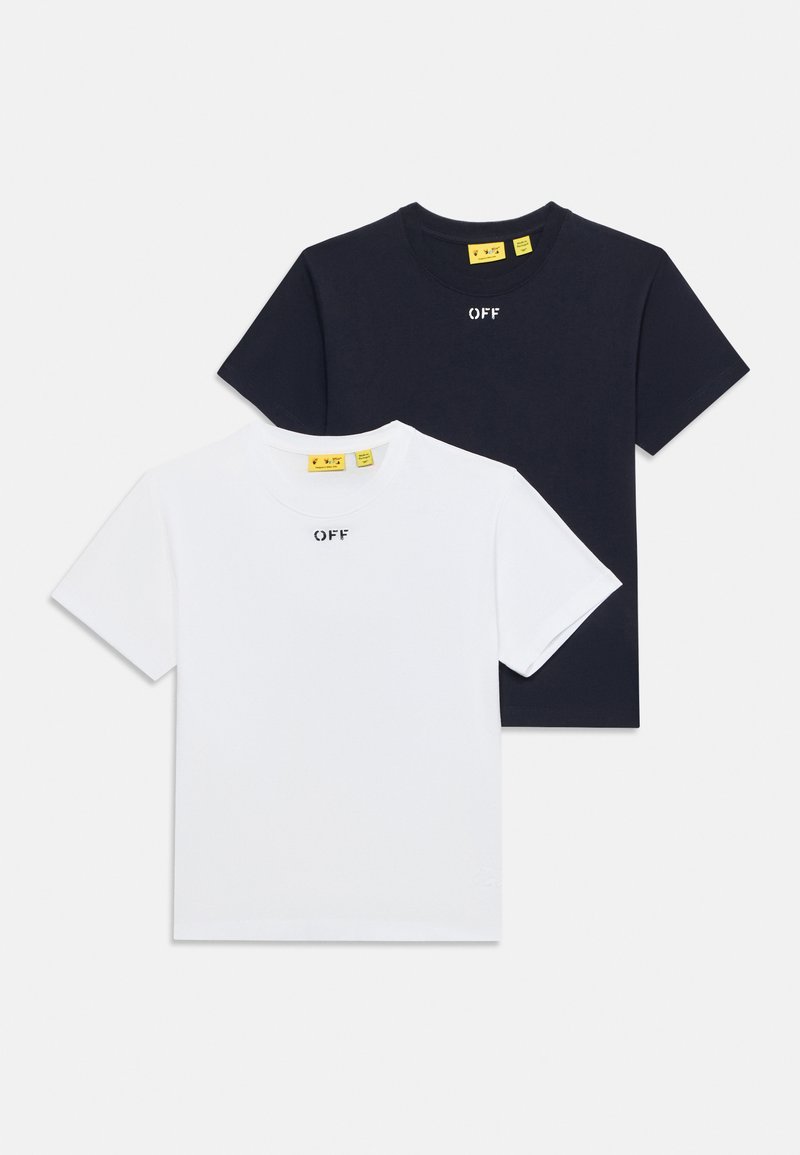 Δύο απλά κοντομάνικα T-shirts, ένα λευκό και ένα μαύρο, το καθένα με τη λέξη "OFF" τυπωμένη κοντά στον γιακά.