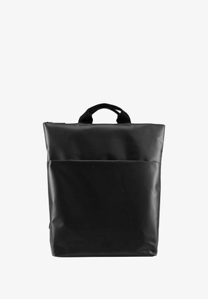 Sac à dos rectangulaire noir en matériau lisse et durable. Comprend une poche frontale et une petite poignée supérieure pour un transport facile.