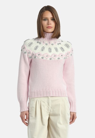 Svjetloružičasti džemper s visokim ovratnikom, ukrašen teksturiranim bijelim uzorkom i srebrnim ukrasima oko ramena i izreza.