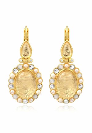 Boucles d'oreilles pendantes en or avec pierres centrales ovales texturées, entourées de petites perles alternées et de pierres précieuses rondes transparentes.