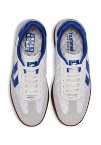 Białe i niebieskie buty sportowe z zamszowym czubkiem, teksturowanym siateczkowym wierzchem i kontrastującymi wzorami. Posiadają białe sznurówki i brązową gumową podeszwę.
