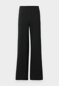 Pantalons larges noirs avec des rayures blanches verticales. Fabriqués dans un tissu texturé, présentant une taille haute et une coupe ample.