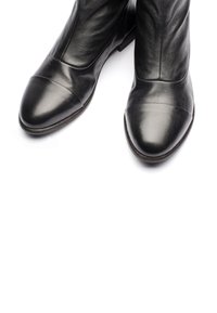 Stivali ankle in pelle nera con punta arrotondata e design leggermente appuntito, caratterizzati da una texture liscia e dettagli di cucitura sottili.