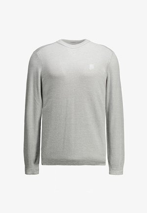 Šviesiai pilkas megztinis ilgomis rankovėmis su apvalia iškirpte ir subtiliu tekstūriniu raštu, kairėje krūtinės pusėje su mažuoju išsiuvinėtu logotipu.