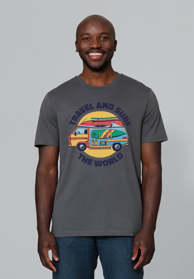 Graues Baumwoll-T-Shirt mit einem bunten Wohnmobil-Graphic, das mit Surfboards versehen ist, umgeben von dem Text "REISE UND SURFE DIE WELT".