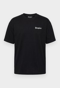 Schwarzes T-Shirt mit kurzen Ärmeln, rundem Ausschnitt und kleinem weißen "Dropsize" Schriftzug auf der linken Brust.