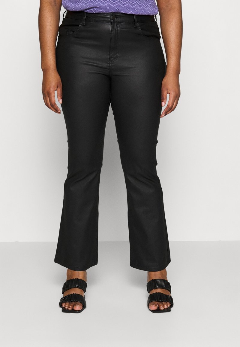 Pantalons évasés noirs en matière lisse et mate avec une taille mi-haute. Comprend des poches avant et des détails de couture subtils.