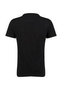 Camiseta negra de manga corta hecha de algodón, con cuello redondo. Textura suave sin patrones visibles ni detalles de hardware.