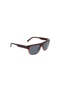 Occhiali da sole con lenti di un grigio scuro, montatura in plastica con accenti color bordeaux, lenti rettangolari e aste texturizzate.