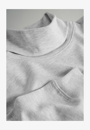 Šedý, bavlnený top s rolákom vyrobený z prídavku bavlny, so zúženými okrajmi na golieri a rukávoch, s hladkou textúrou a neformálnym dizajnom. Detail blízkeho pohľadu na látku.