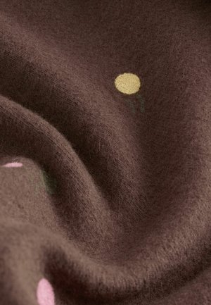 Hnedá látka s jemnou textúrou, na ktorej sa nachádzajú malé kvetinové vzory v žltej, ružovej a zelenej farbe. Materiál pôsobí teplým a vítajúcim dojmom.