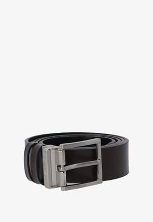 Bruine leren riem met een zilveren rechthoekige gesp, met een gladde textuur en een plat ontwerp, gerold in lussen ter presentatie.