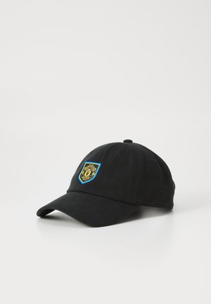 Svart bomullsbasebollkeps med krökt skärm och broderad badge i blått och guld med ett sköldmönster och text.
