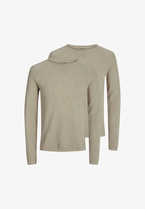 Due maglioni beige a maniche lunghe con scollo tondo, realizzati in un tessuto finemente lavorato a maglia, mostrati sovrapposti su uno sfondo bianco.