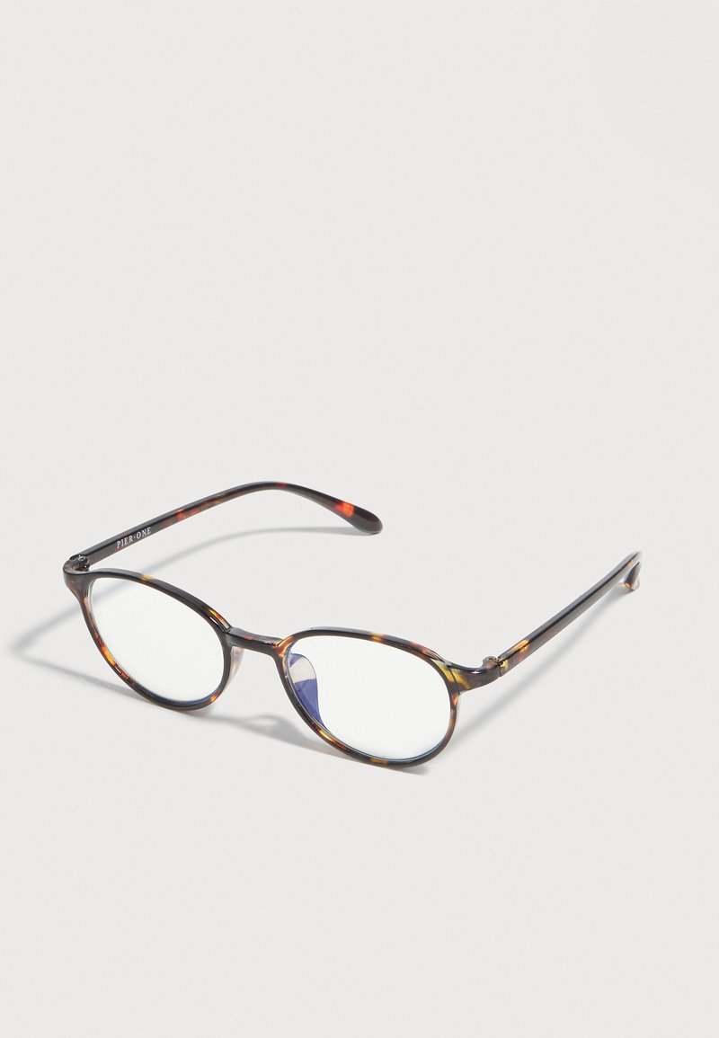 Οβάλ σκελετοί γυαλιών με σχέδιο χελώνας, καθαρούς φακούς, λεπτούς βραχίονες και διακριτική σήμανση Pier One στο αριστερό κλαδί.