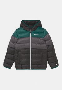 Veste matelassée pour enfants avec capuche, blocs de couleurs vert, gris et noir, fermeture éclair à l'avant, poches latérales, et logos Champion sur la poitrine et la manche.