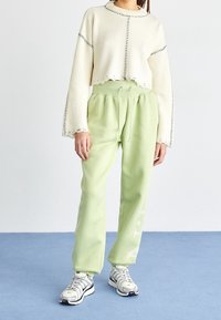 Nike Sportswear Träningsbyxor - green