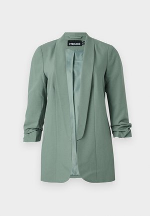 Dame sagegrøn åben-front blazer med trekvart lange, rucheret ærmer og glat satinforing.