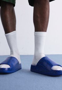 Nike Sportswear CALM SLIDE UNISEX - Sandály do bazénu - racer blue/dark obsidian