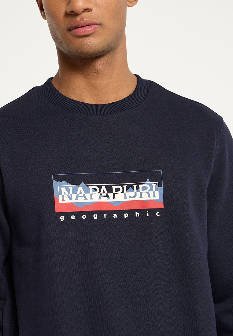 Felpa navy con scollo a girocollo, caratterizzata dal logo "NAPAPIJRI" in bianco, rosso e blu, con una grafica montana e una texture uniforme.