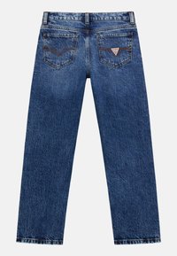 Jeans in denim blu con design a gamba dritta, dotati di due tasche posteriori con cuciture a contrasto e una piccola etichetta con logo sulla tasca destra.