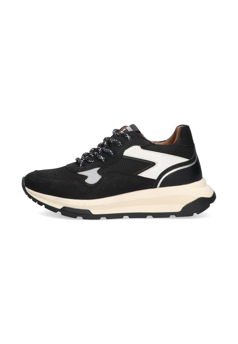 Zwarte sneaker met een gestructureerde bovenkant, witte accenten en zwarte veters. Beschikt over een dikke, crèmekleurige tussenzool en een duurzame rubberen buitenzool.