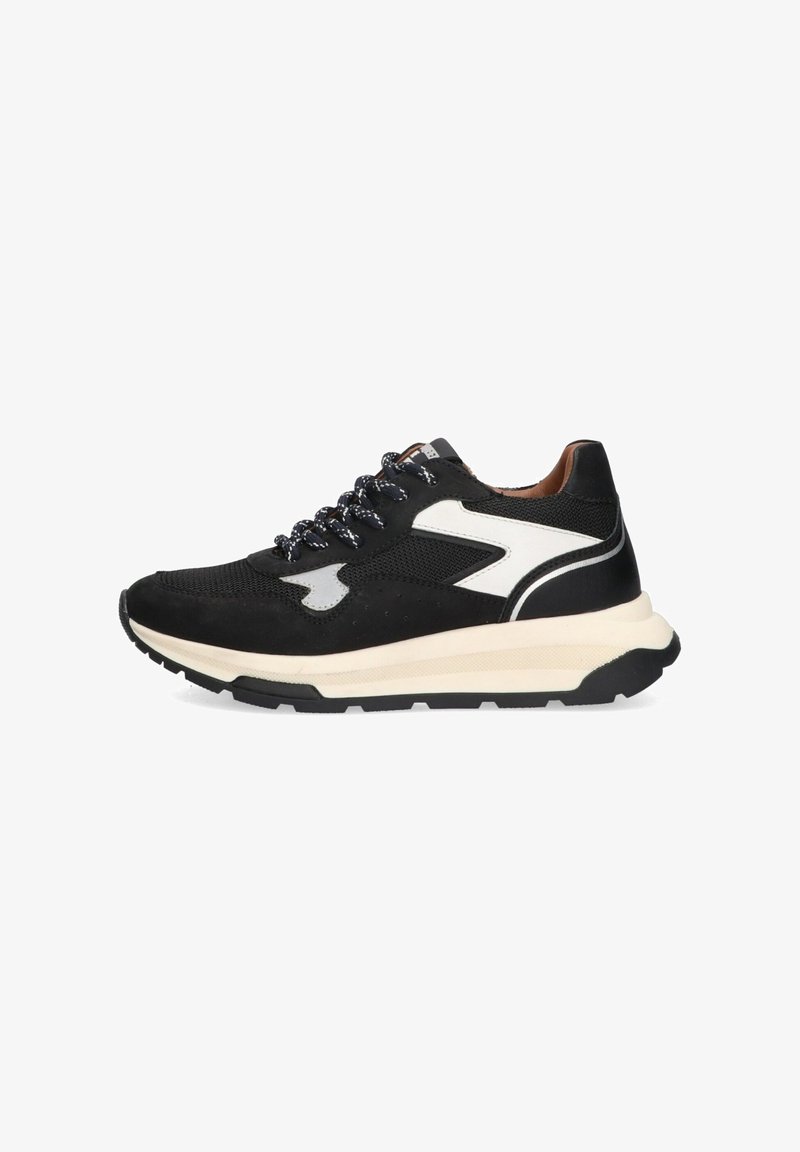 Zwarte sneaker met een gestructureerde bovenkant, witte accenten en zwarte veters. Beschikt over een dikke, crèmekleurige tussenzool en een duurzame rubberen buitenzool.