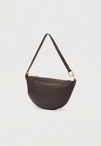 Pruun nahast hobo koti kaardus kuju, ühe rihmaga ja kuldse tõmbluku detailiga. Sujuv tekstuur minimaalse õmbluse aktsentidega.