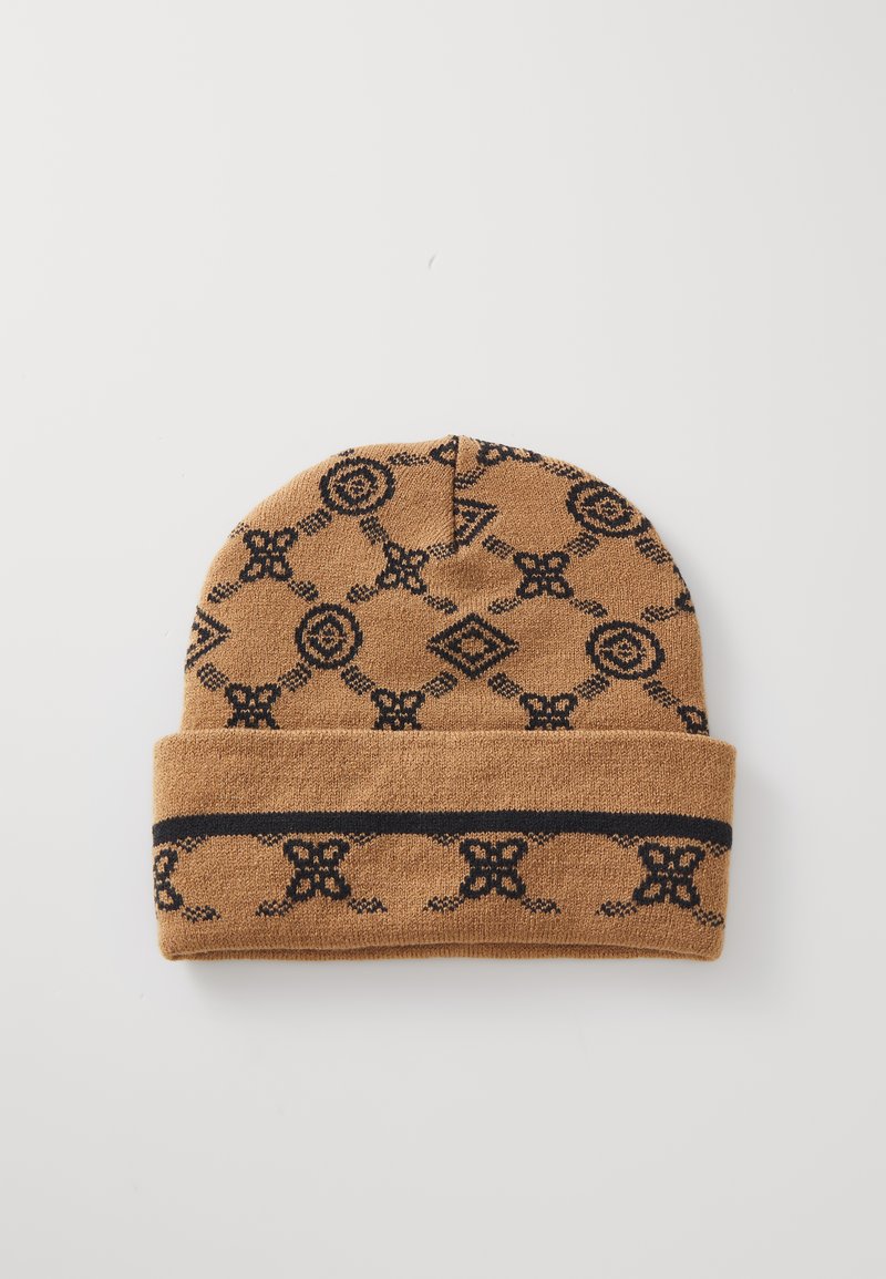Gorro de punto marrón con un patrón de logo negro repetido. Presenta un dobladillo con una banda negra en contraste. Textura suave.