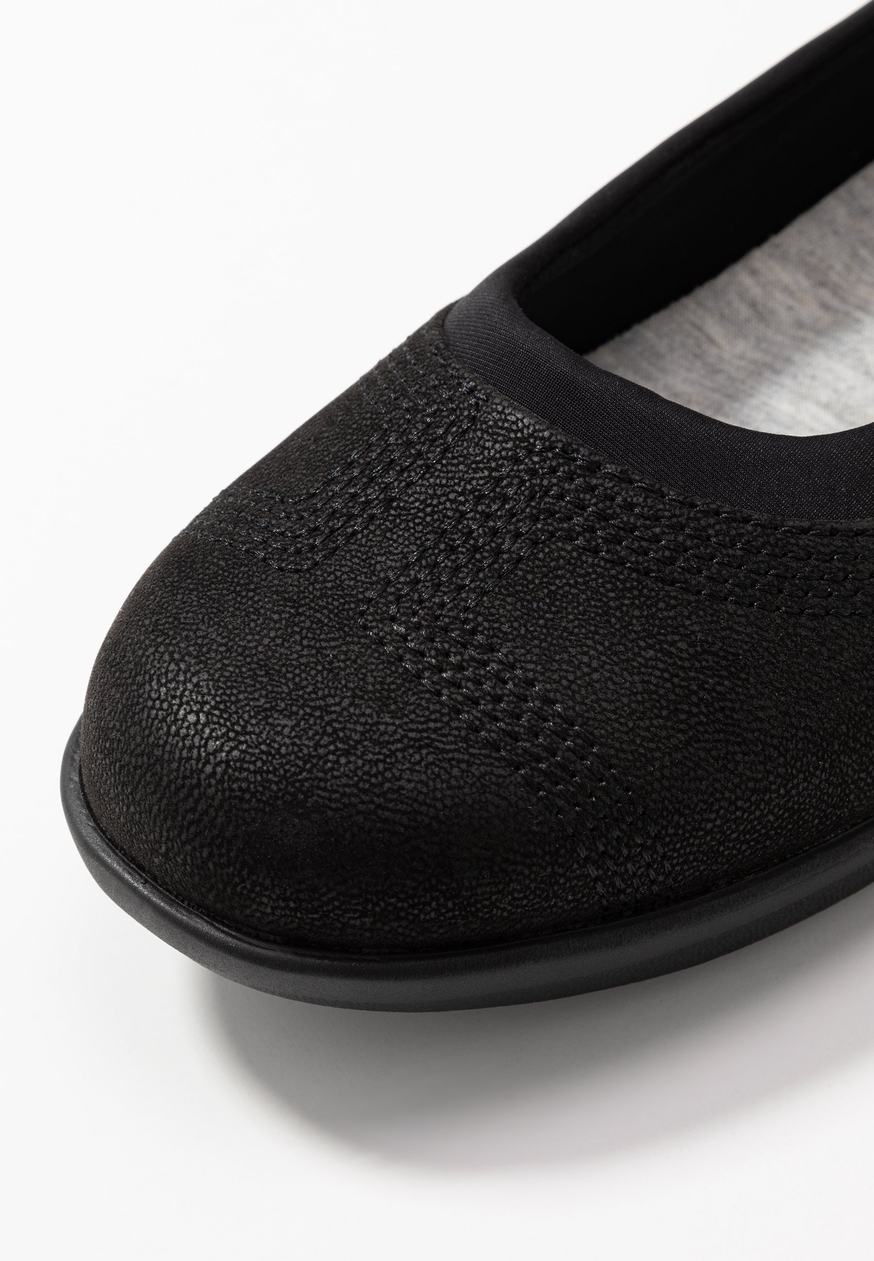 clarks ayla low black