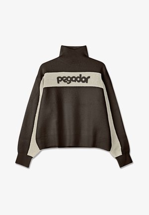 Tmavě hnědý rolák s kontrastním světle šedým pruhem, na němž je logo "pegador". Měkká textura a žebrované manžety.