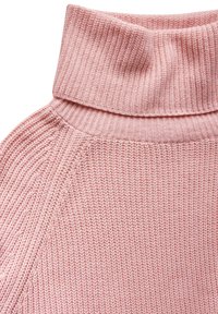 Hellrosa gestrickter Pullover mit einem umgeschlagenen Rollkragen, gerippten Akzenten und einer strukturierten Oberfläche, die einen gemütlichen Eindruck vermittelt.