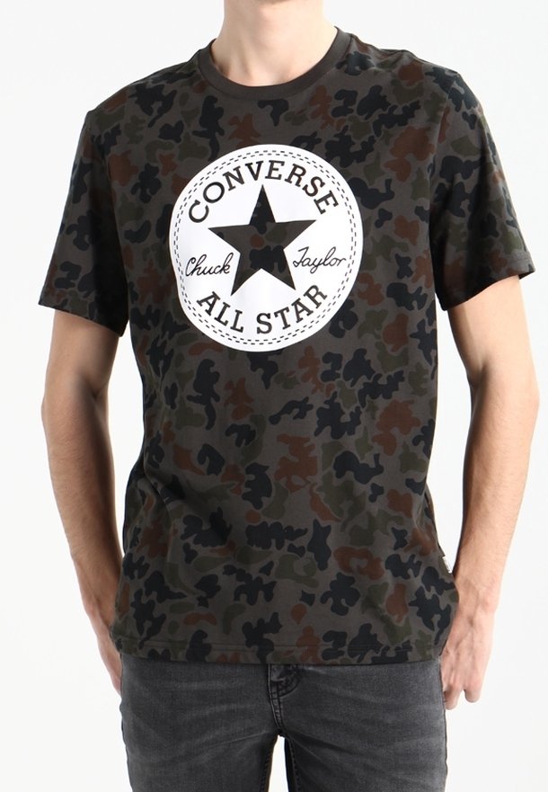 Czarny T-shirt z krótkim rękawem w kamuflażu, z okrągłym białym logo zawierającym czarną gwiazdę i napisem "Converse Chuck Taylor All Star".