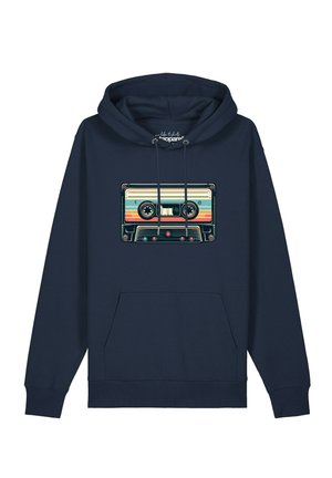 Dunkelblaue Kapuzenjacke mit Fronttasche und Kordelzug, mit einem farbenfrohen Retro-Kassettenband-Grafik in der Mitte der Brust.