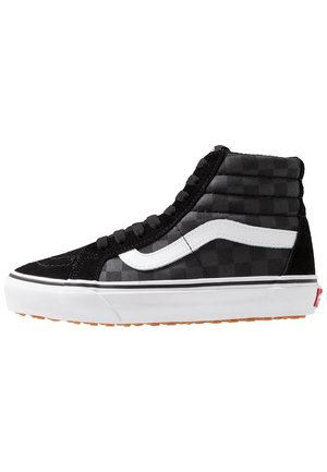 Zapatilla alta de cuadros negros y grises con franja lateral blanca, cordones negros, suela blanca y suela exterior de goma natural.