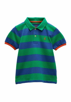 Polo tričko s krátkými rukávy s širokými zelenými a modrými vodorovnými pruhy, zeleným límečkem, oranžovými manžetami rukávů a malým oranžovým logem na hrudi.