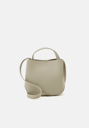 Borsa morbida di colore grigio-verde con una texture liscia, forma rotonda, manici corti e una lunga tracolla regolabile. Design minimalista.