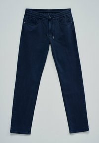 Pantalones de mezclilla azul oscura con cintura elástica y cordón. Cuenta con cinco bolsillos y un diseño de pierna recta. Textura suave.