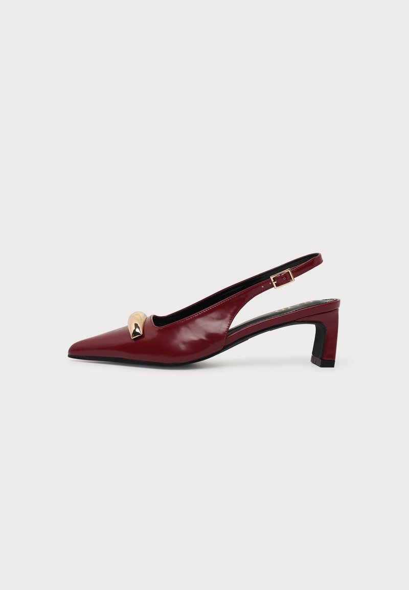 Σκούρο κόκκινο γυαλιστερό παπούτσι τύπου slingback με μυτερή μύτη, μεσαίο τακούνι τύπου block, χρυσή αγκράφα και χρυσή διακοσμητική λεπτομέρεια στο μπροστινό μέρος.